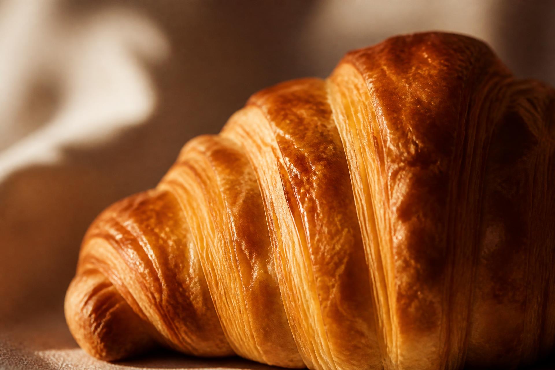 Gros plan sur un croissant pur beurre au feuilletage doré, Chez Laetitia à Savigny-sur-Orge